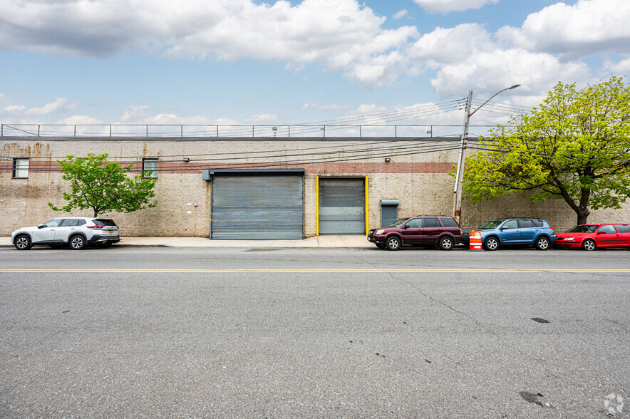 18-81 Steinway St, Astoria, NY for lease - Building Photo - Image 3 of 12