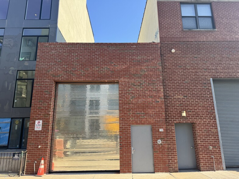 130-134 Bayard St, Brooklyn, NY for lease - Building Photo - Image 2 of 6