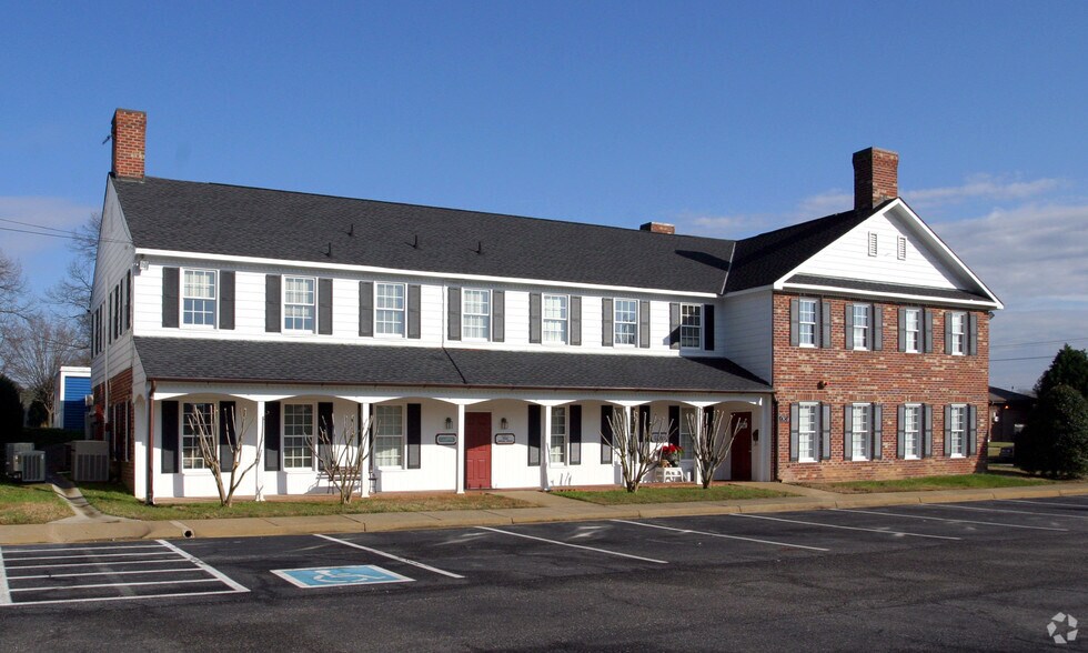 10138 W Hull Street Rd, Midlothian, VA 23112