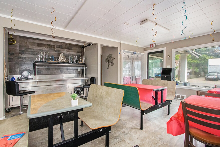 952 Pipestone St, Benton Harbor, MI for sale - Building Photo - Image 2 of 16