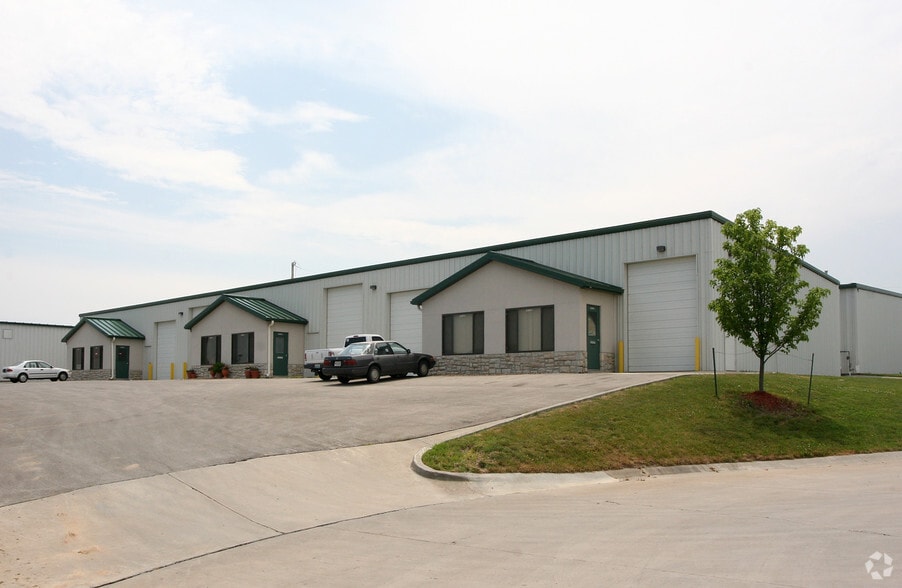 6309 NW Kelly Dr, Parkville, MO for lease - Primary Photo - Image 2 of 3
