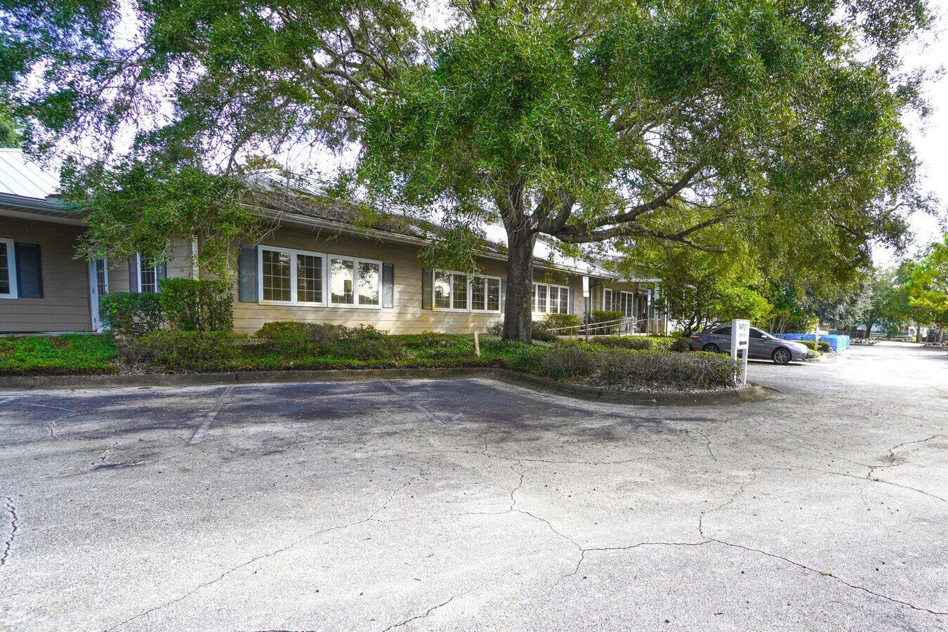 6021 Beggs Rd, Orlando, FL 32810