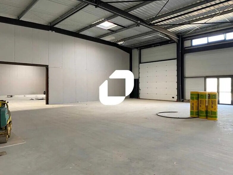 Flex in Magny-en-Vexin for lease - Interior Photo - Image 3 of 6