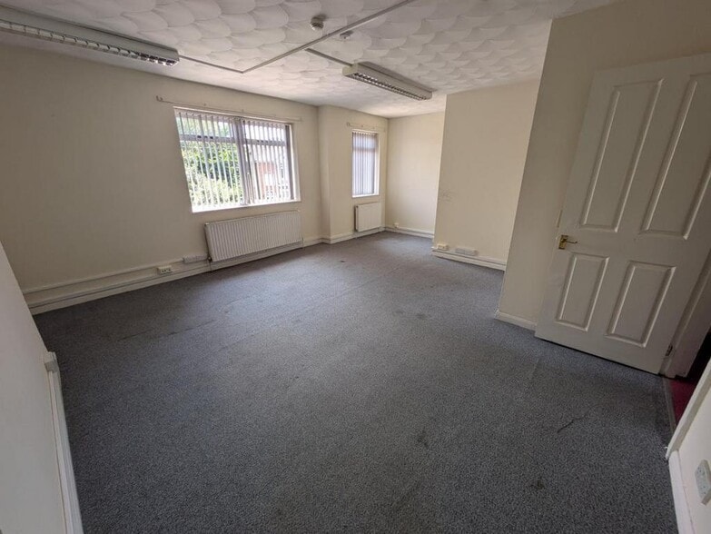 113-121 Goldsworth Rd, Woking for lease - Building Photo - Image 2 of 8