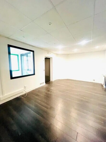 Office in Chavenay for lease - Interior Photo - Image 2 of 6