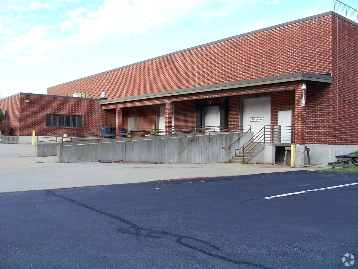 91 Cedar St, Milford, MA 01757