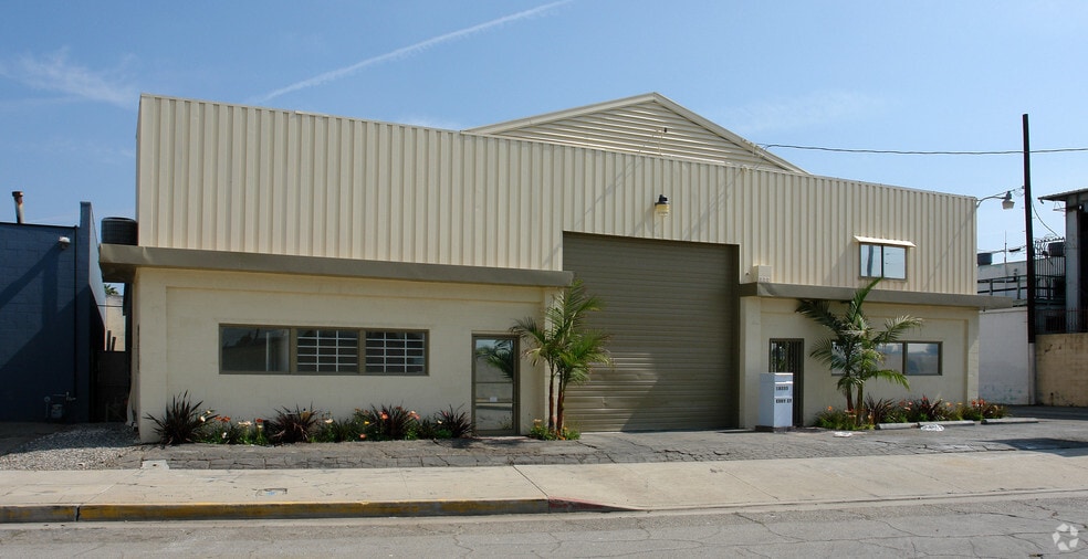 18555 Eddy St, Northridge, CA for lease - Building Photo - Image 3 of 5