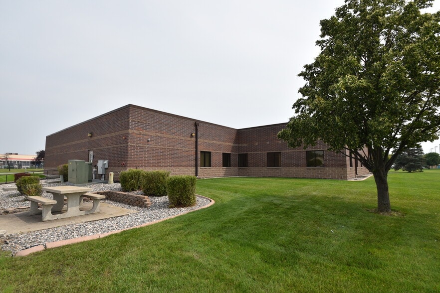 215 30th St N, Moorhead, MN for lease - Building Photo - Image 1 of 2