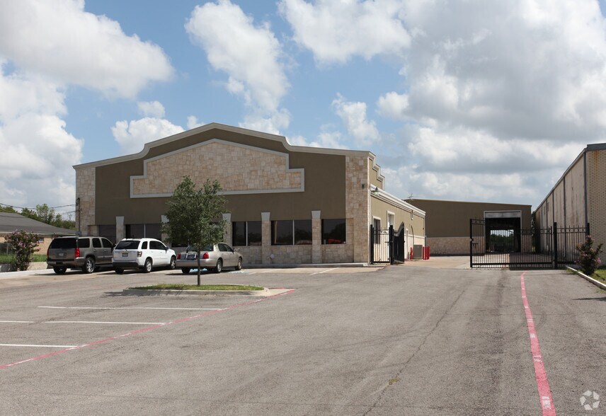 2410 N I-35e, Lancaster, TX for sale - Primary Photo - Image 1 of 1