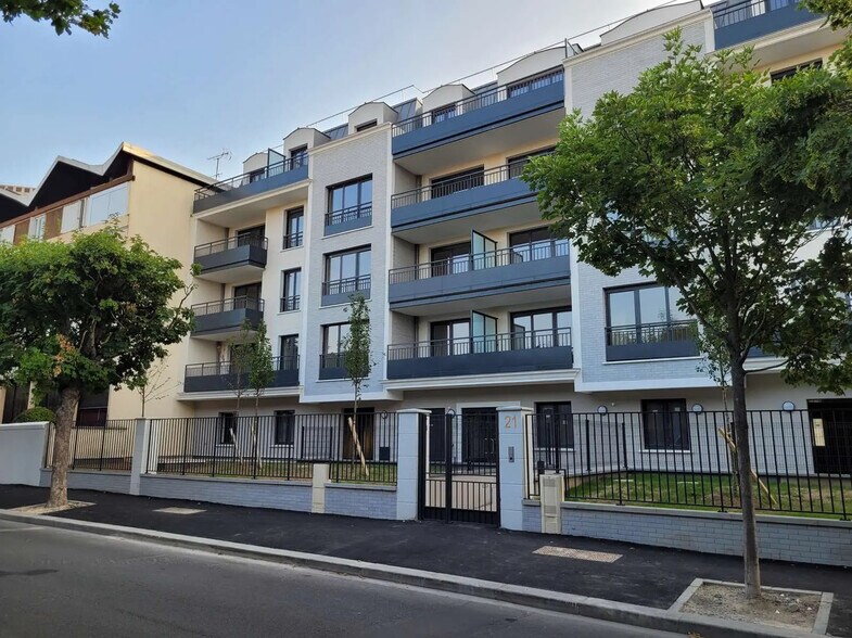 Retail in Alfortville for lease - Building Photo - Image 1 of 2