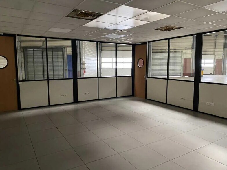 Office in Corbas for lease - Interior Photo - Image 2 of 7