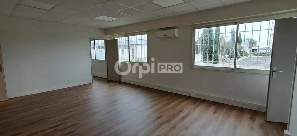 Flex in Lons for lease - Interior Photo - Image 2 of 11