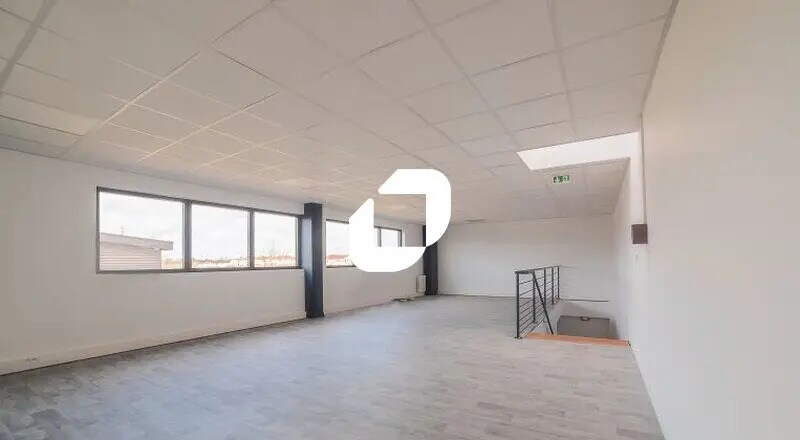 Flex in Cormeilles-en-Parisis for lease - Interior Photo - Image 2 of 11