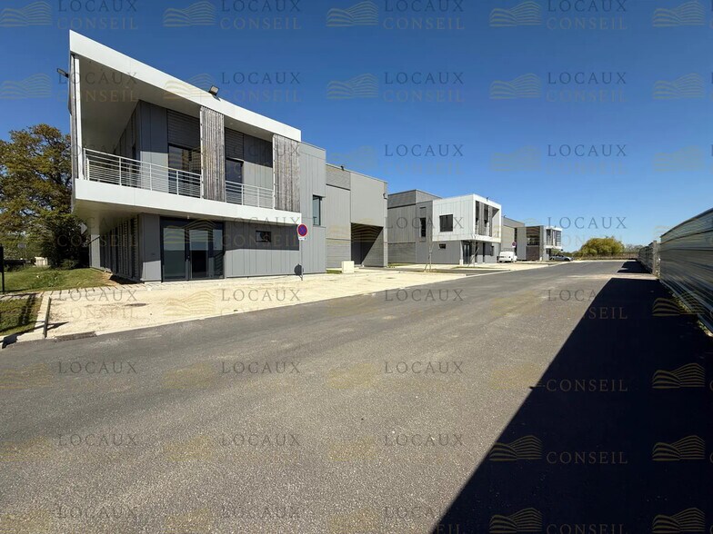 Flex in Chanteloup-en-Brie for lease - Building Photo - Image 2 of 18