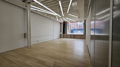 5-17 46th Rd, Long Island City, NY for lease Interior Photo- Image 2 of 5