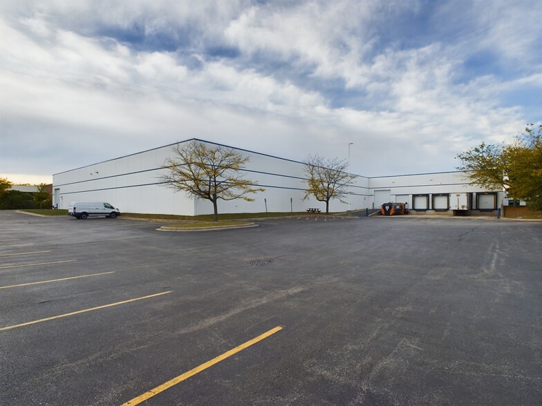 585 Capital Dr, Lake Zurich, IL for lease - Building Photo - Image 1 of 21