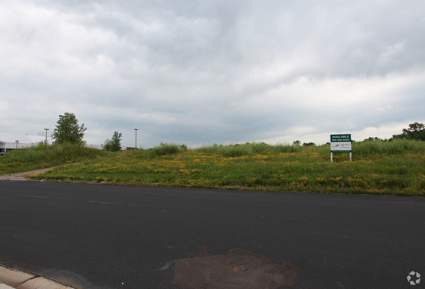 5380 Pioneer Creek Dr, Maple Plain, MN 55359