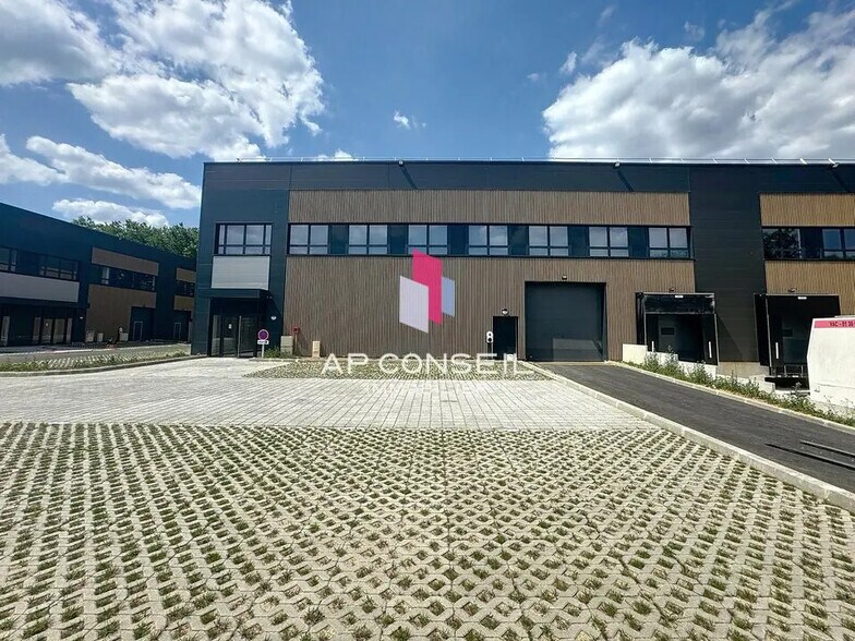 Flex in Trappes for lease - Building Photo - Image 1 of 14