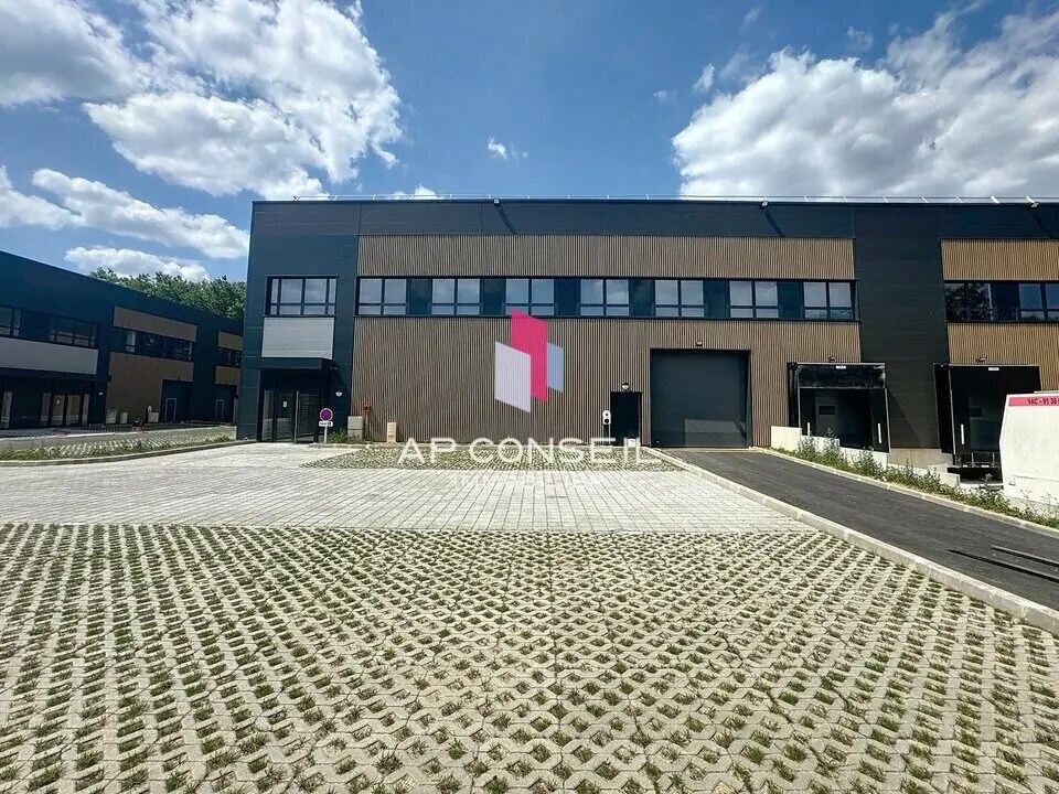 Flex in Trappes for lease Building Photo- Image 1 of 15