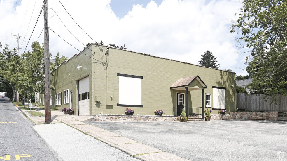 106 N St Clair St, Ligonier, PA 15658