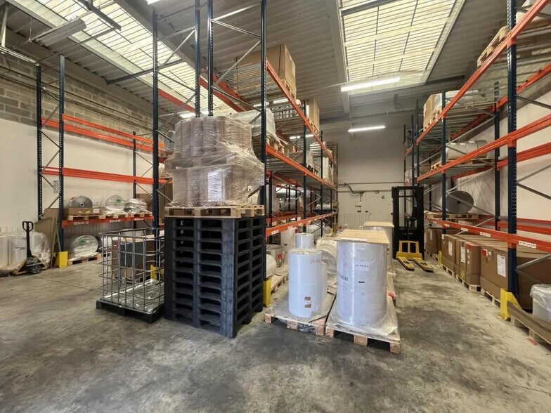 Industrial in Lieusaint for lease - Building Photo - Image 2 of 4