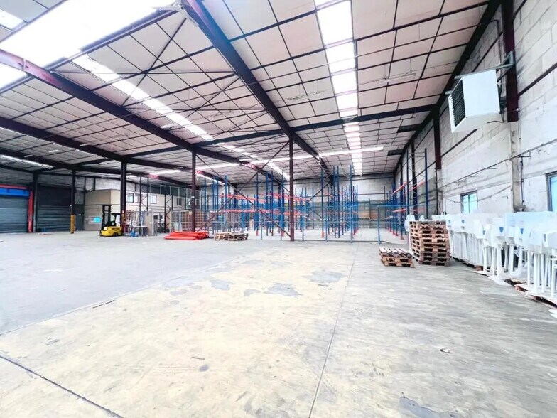 Office in Plaisir for lease - Interior Photo - Image 3 of 9