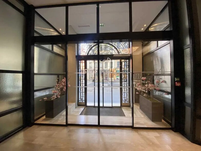 Office in Lyon for lease - Lobby - Image 3 of 22