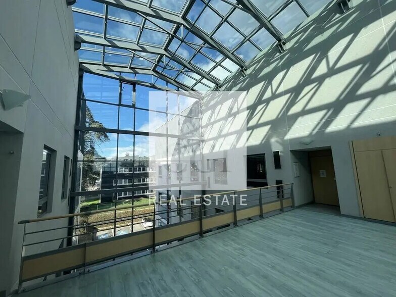 Office in Limonest for lease - Interior Photo - Image 1 of 14