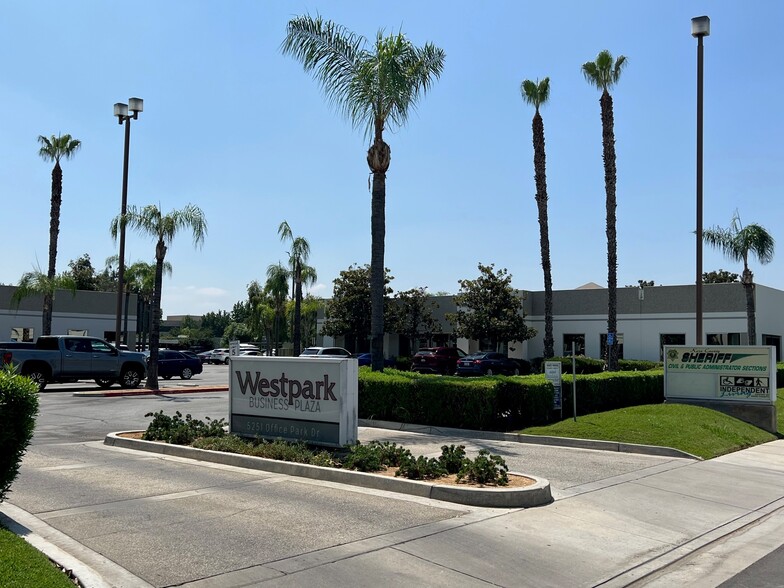 5251 Office Park Dr, Bakersfield, CA for lease - Building Photo - Image 2 of 5