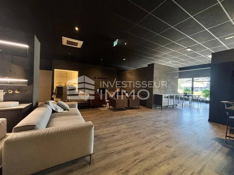 Retail in Servon for lease - Lobby - Image 1 of 6