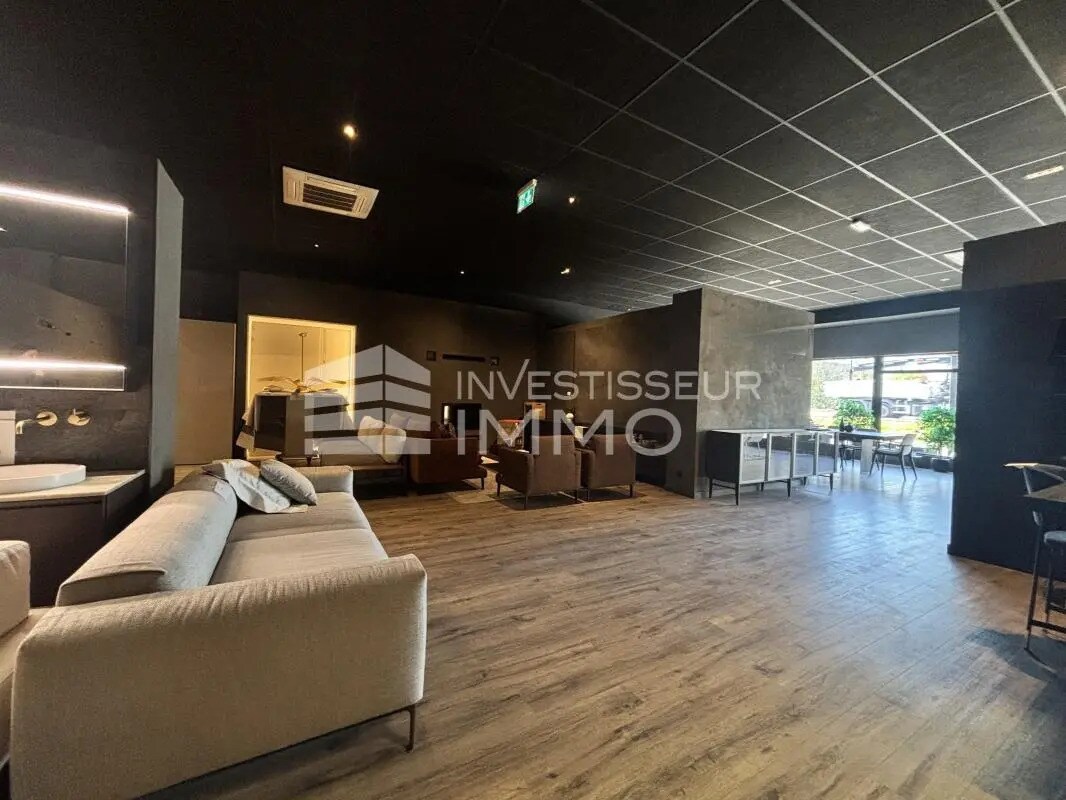 Retail in Servon for lease Lobby- Image 1 of 7