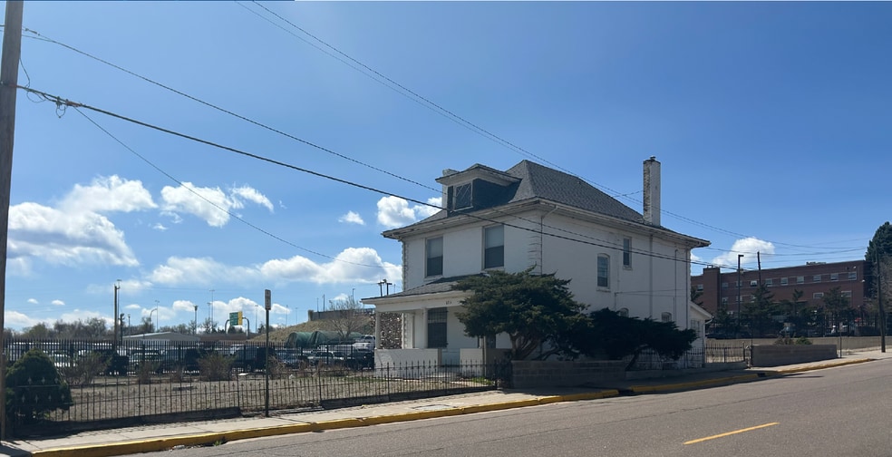 695 Dale Ct, Denver, CO for sale - Primary Photo - Image 1 of 2