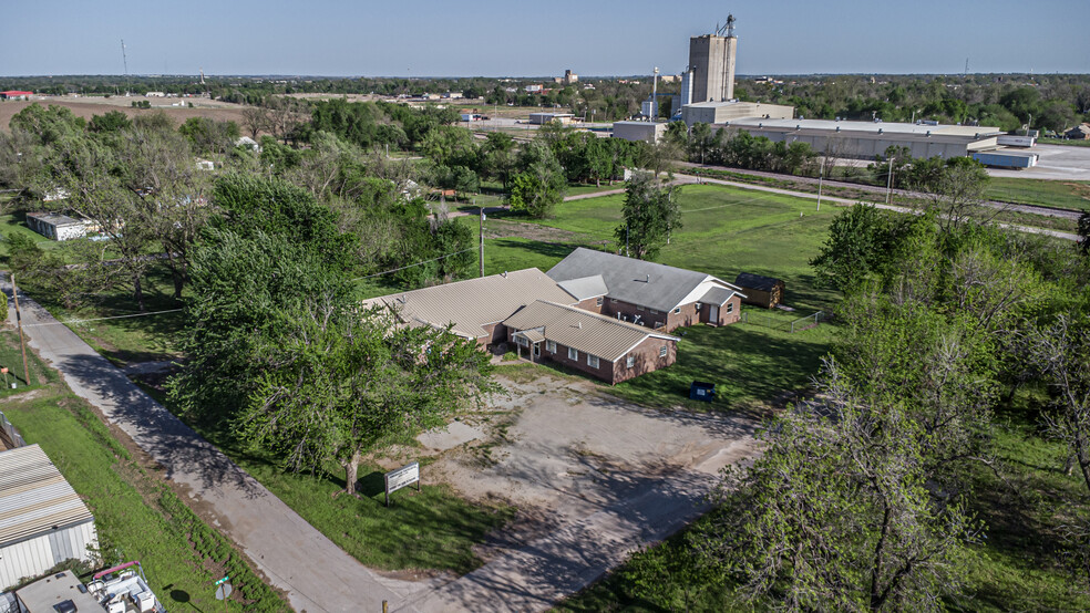 1028 N 11th St, Chickasha, OK for sale - Building Photo - Image 3 of 28