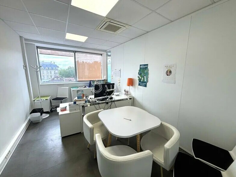 Office in Vincennes for lease - Building Photo - Image 2 of 12