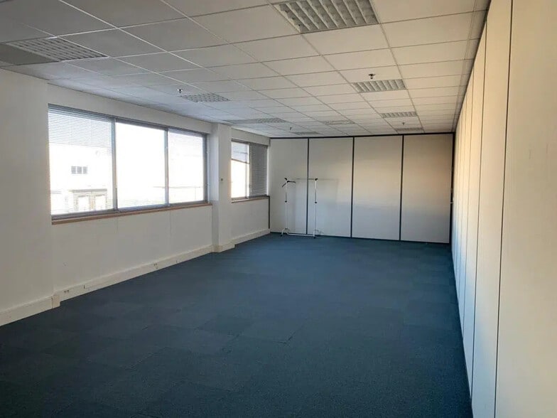 Industrial in Compans for lease - Building Photo - Image 3 of 17