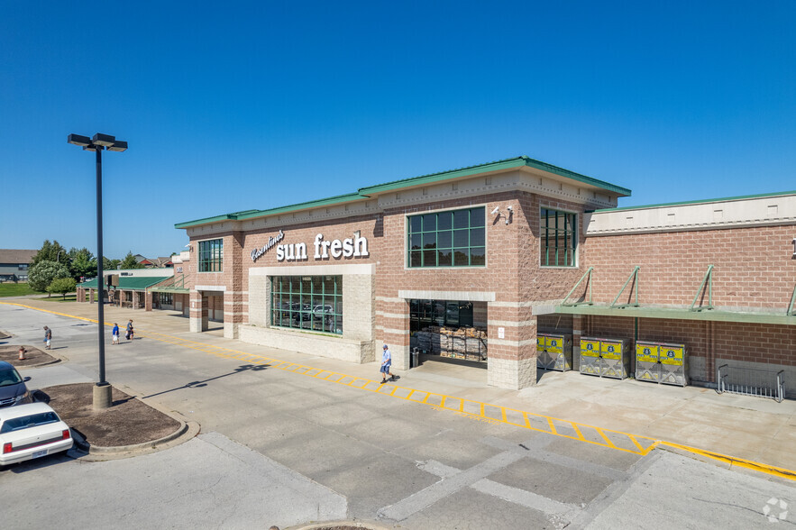 10203-10241 N Oak Tfwy, Kansas City, MO for lease - Building Photo - Image 2 of 4