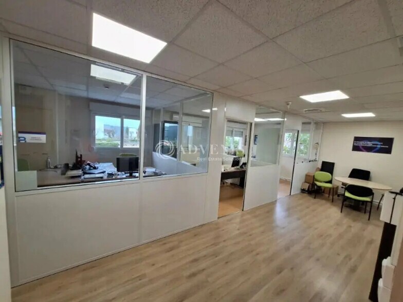 Office in Chassieu for lease - Building Photo - Image 1 of 5