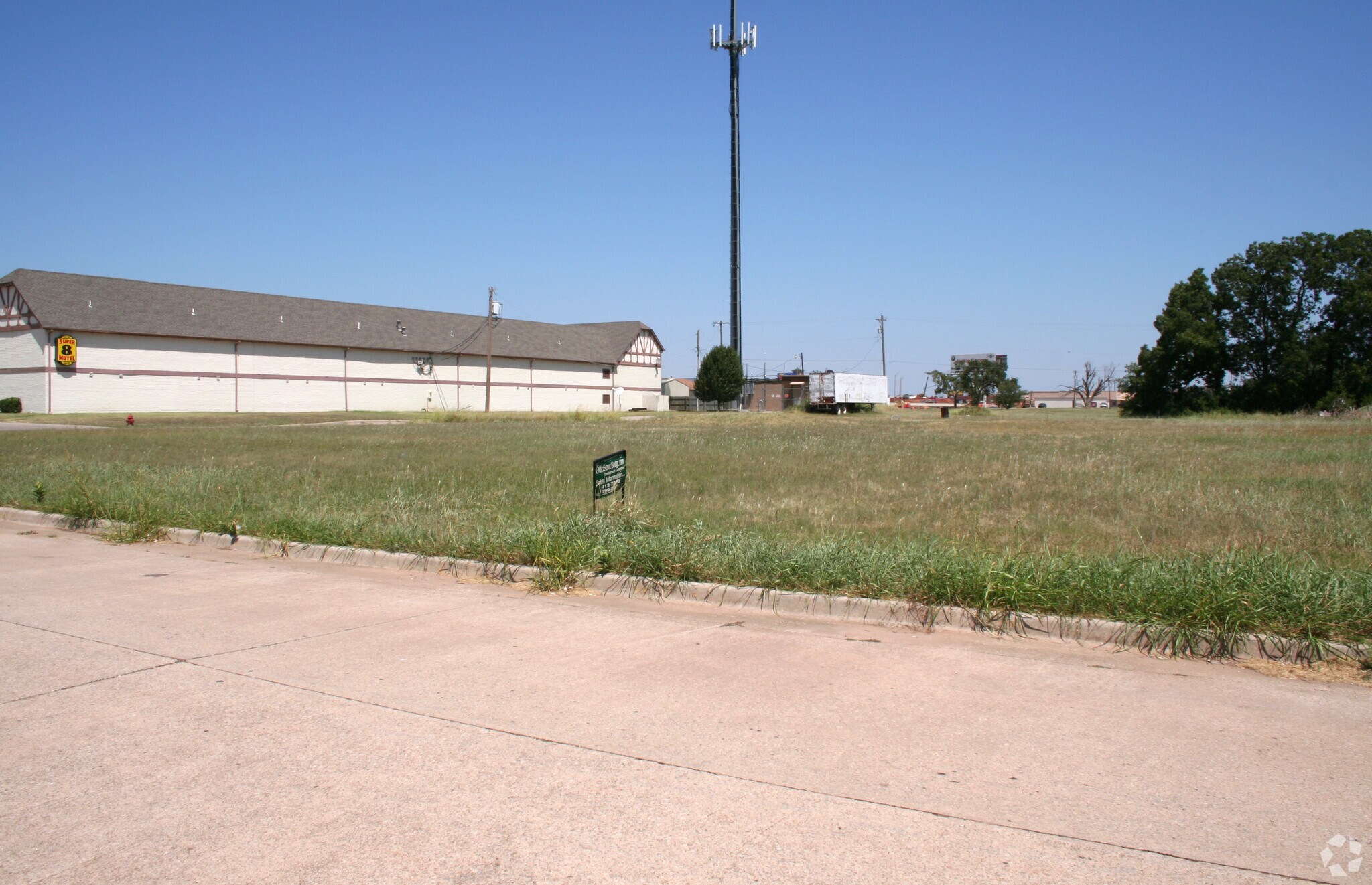 200 Sutton Cir, Moore, OK for sale Primary Photo- Image 1 of 1