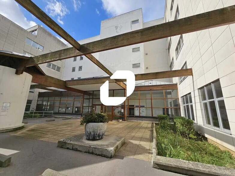 Office in Garges-lès-Gonesse for lease - Building Photo - Image 2 of 38