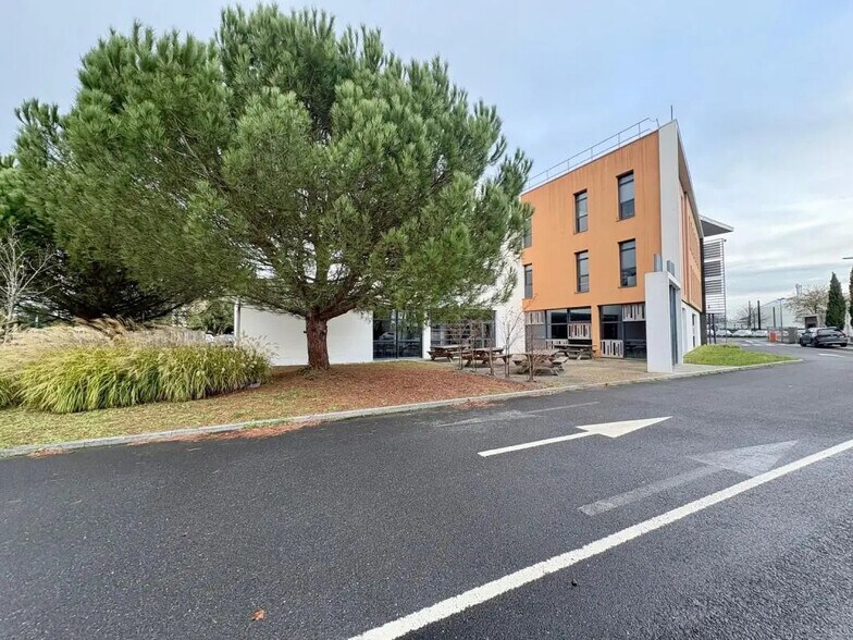 Office in Nantes for lease - Building Photo - Image 3 of 25