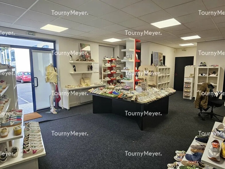 Office in Saint-Grégoire for lease - Interior Photo - Image 2 of 4