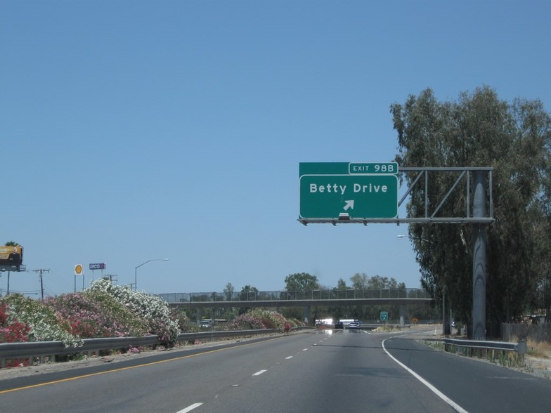 6400 Betty Dr, Visalia, CA for sale - Building Photo - Image 3 of 18