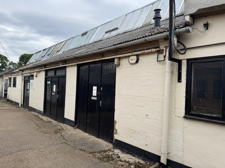 Kings Rd, Addlestone for lease - Primary Photo - Image 1 of 11