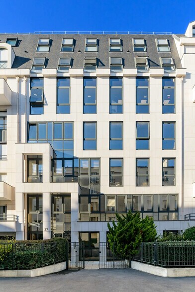 37 Rue Adam Ledoux, Courbevoie for sale - Building Photo - Image 1 of 7