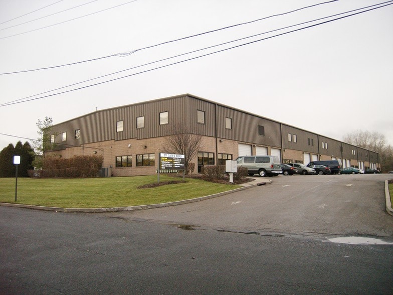 211 Gates Rd, Little Ferry, NJ for lease - Building Photo - Image 2 of 18