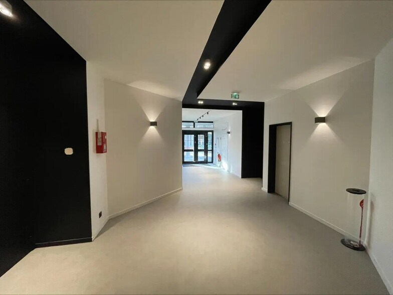 Flex in Nanterre for lease - Building Photo - Image 2 of 3