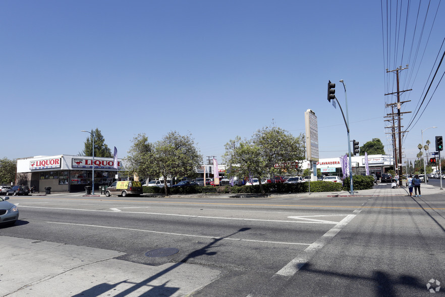 21101-21121 Sherman Way, Canoga Park, CA for lease - Primary Photo - Image 3 of 6