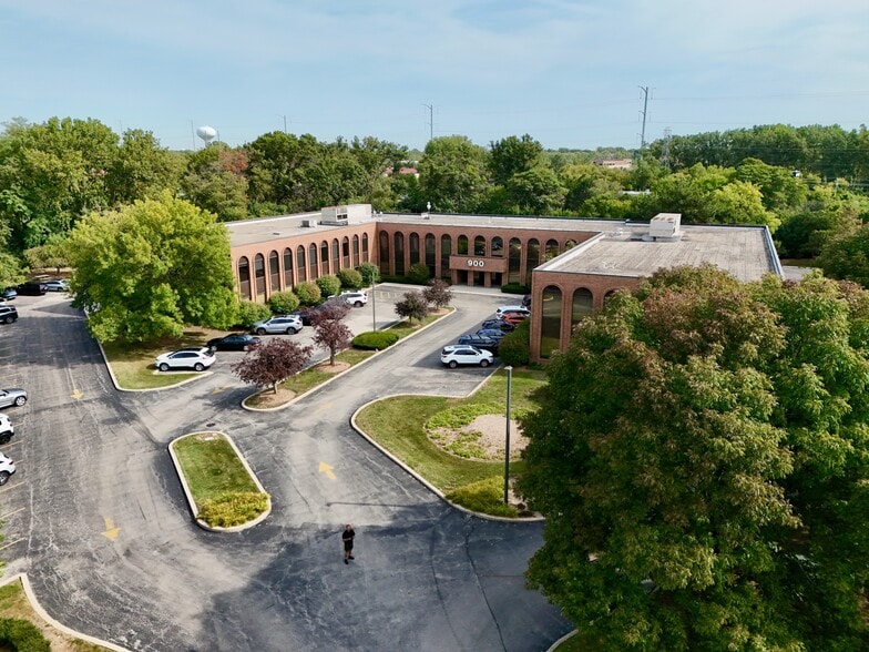 900 N Shore Dr, Lake Bluff, IL for lease - Building Photo - Image 1 of 16
