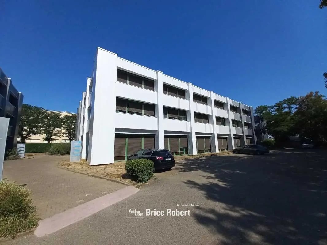 Office in Bron for lease Building Photo- Image 1 of 9