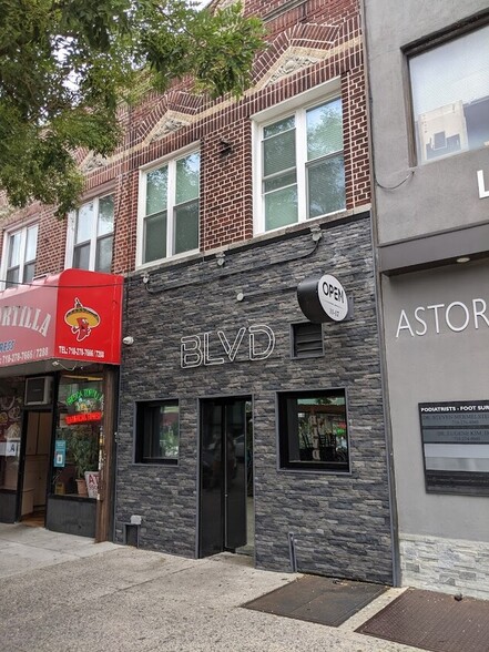 31-17 Ditmars Blvd, Astoria, NY for lease - Building Photo - Image 1 of 5